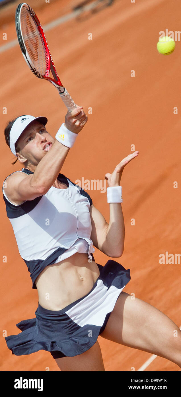 Norimberga, Germania. Il 15 giugno, 2013. La Germania Andrea Petkovic restituisce la sfera durante la finale contro la Romania Halep presso il WTA Tour in Nuremberg, Germania, 15 giugno 2013. Foto: DANIEL KARMANN/dpa/Alamy Live News Foto Stock