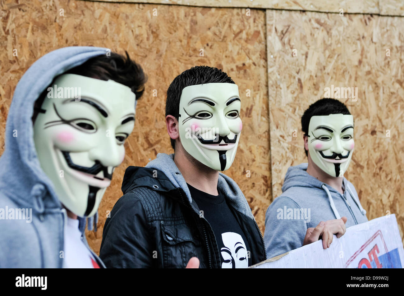 Belfast, Irlanda del Nord. Il 15 giugno 2013. Tre uomini che indossano 'V per Vendetta' maschere, comunemente utilizzate da 'hacker' gruppo anonimo Credit: stephen Barnes/Alamy Live News Foto Stock