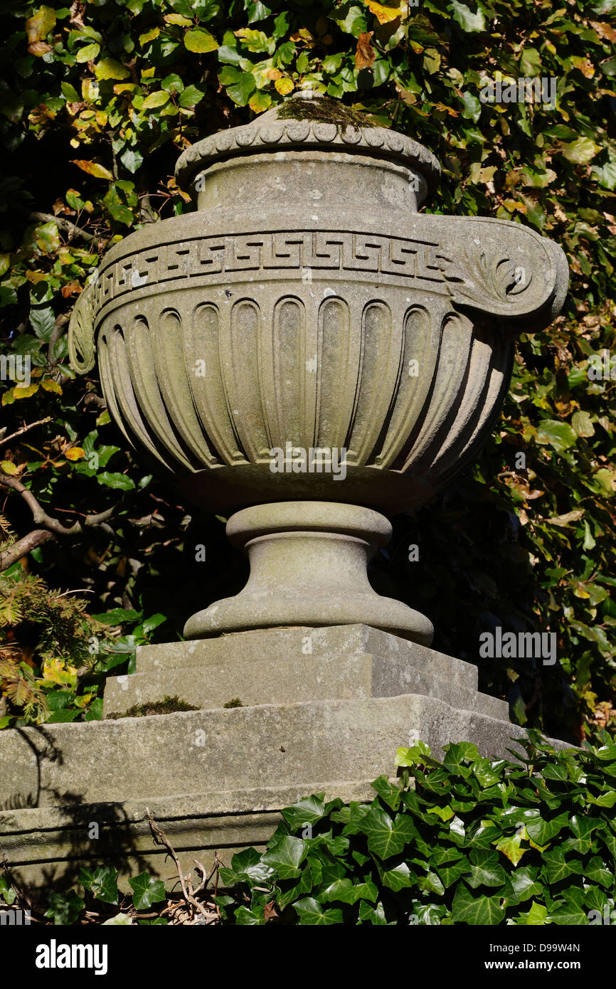 Un urna di pietra a Pollok House di Pollok Country Park, Glasgow, Scotland, Regno Unito Foto Stock