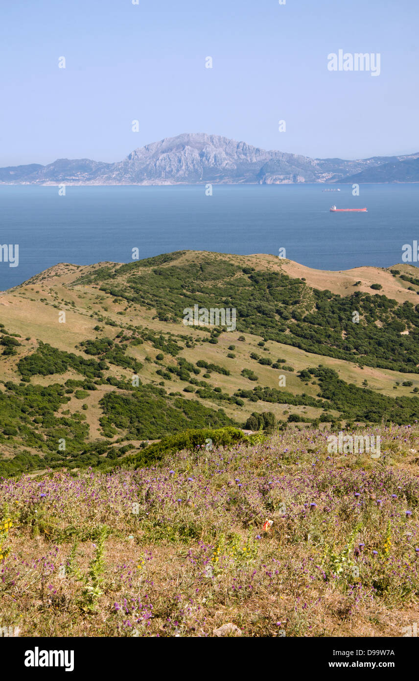 Lo stretto di Gibilterra, che collega l'Oceano Atlantico al Mar Mediterraneo, con le montagne Lo stretto di Gibilterra, che collega l'Oceano Atlantico al Mar Mediterraneo, con le montagne