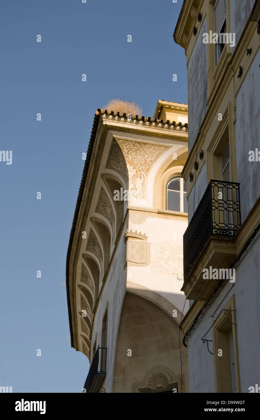 Decorazioni sul tetto di un edificio monumentale di Jerez de la Frontera, Spagna. Foto Stock