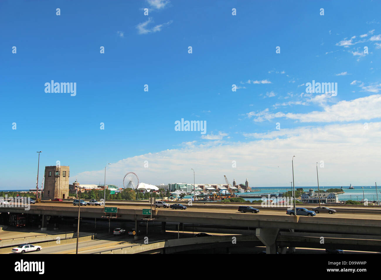 Vetture su strada statale 41 a Chicago con una vista del Navy Pier in background Foto Stock