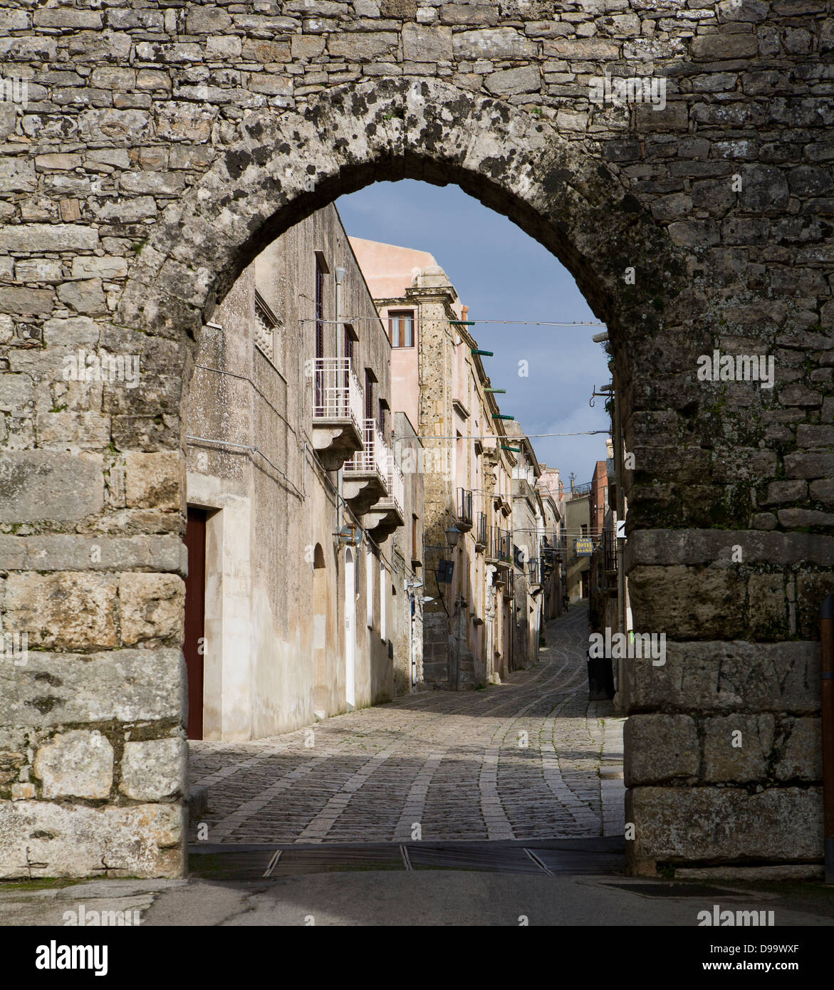 La Porta di Trapani e gateway arch di Erice, in Sicilia Foto Stock