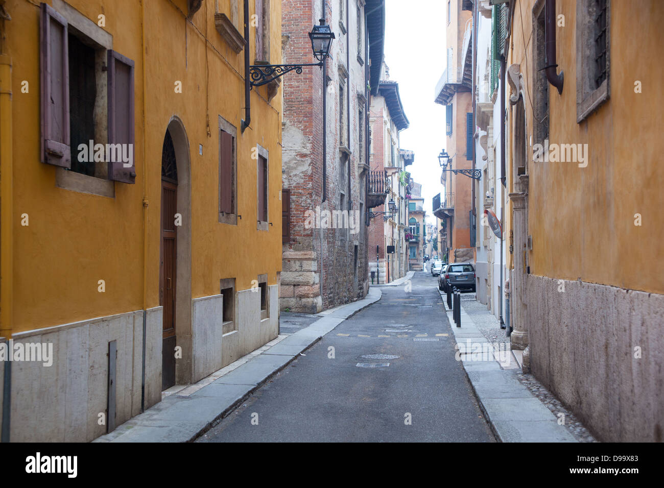 Un vuoto che la stretta strada fiancheggiata da edifici in Verona, Italia. Foto Stock