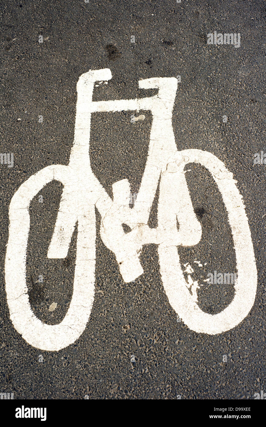 Pista ciclabile simbolo dipinto su una strada in Inghilterra, Regno Unito Foto Stock