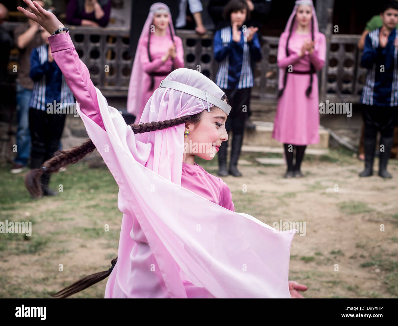 I bambini in abiti tradizionali balli i balli nazionali durante il giovane annuale festa del vino a Tbilisi. Foto Stock