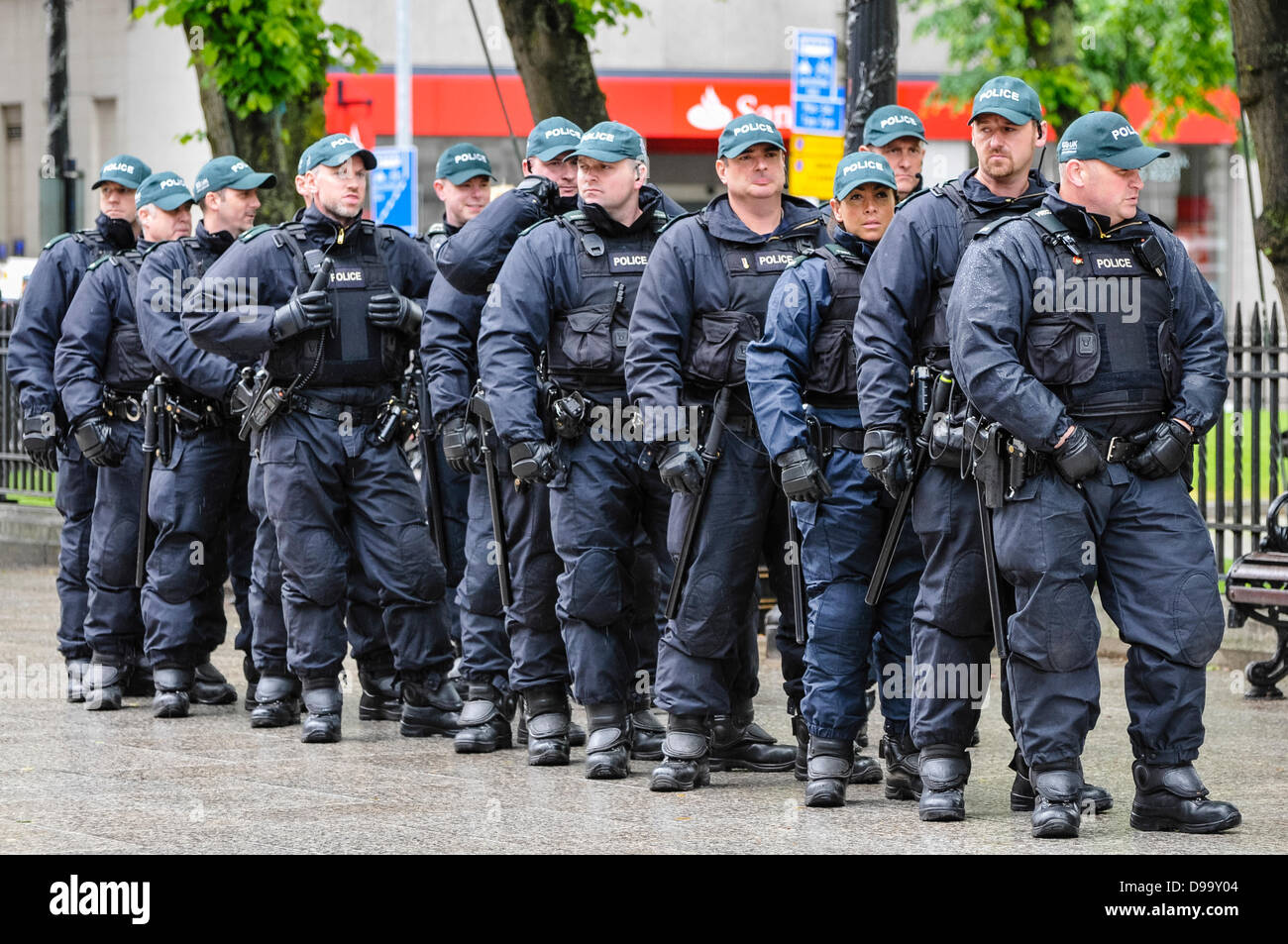 Belfast, Irlanda del Nord, 15 giugno 2013. Un team di PSNI poliziotti preparare per spostare nel trattare con un potenziale di ordine pubblico incidente. Credito: Stephen Barnes/Alamy Live News Foto Stock