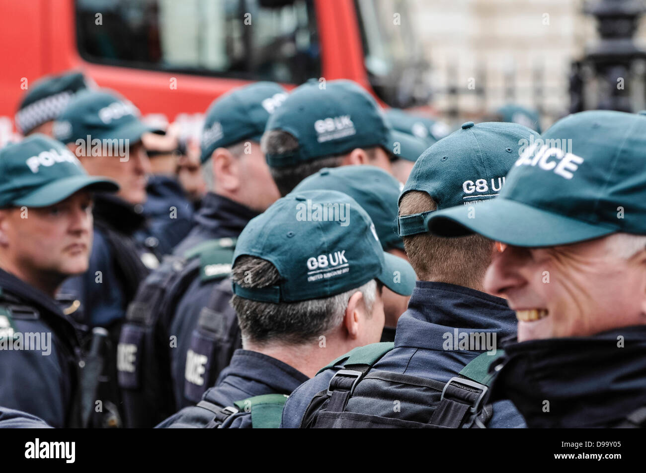 Belfast, Irlanda del Nord, 15 giugno 2013. Decine di funzionari di polizia da varie forze in Inghilterra e Scozia per le strade a Belfast per assistere la PSNI con operazioni di polizia per il vertice del G8, che si terrà lunedì e martedì, XVII e XVIII Giugno. Credito: Stephen Barnes/Alamy Live News Foto Stock