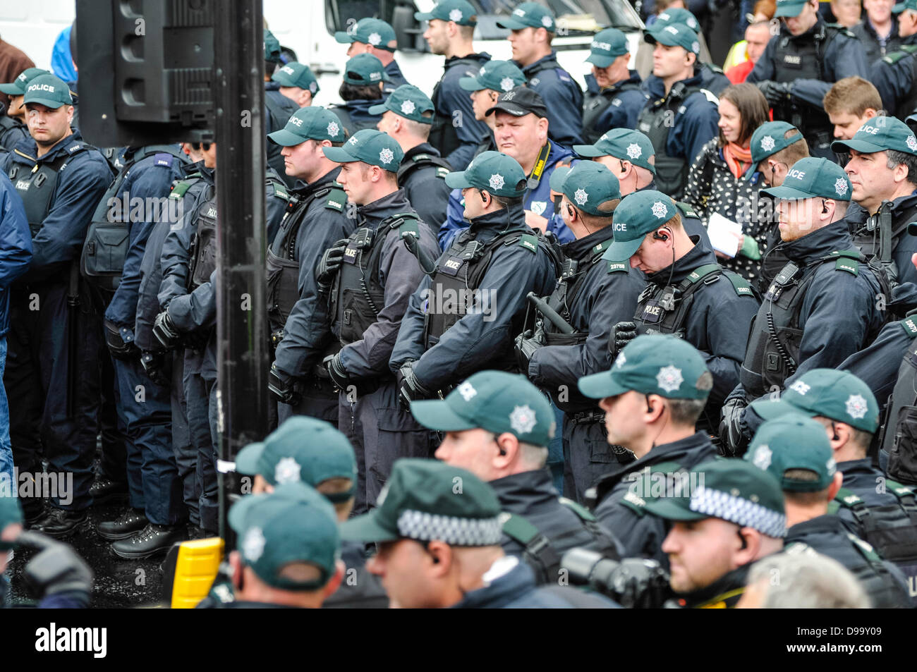 Belfast, Irlanda del Nord, 15 giugno 2013. Decine di funzionari di polizia da varie forze in Inghilterra e Scozia per le strade a Belfast per assistere la PSNI con operazioni di polizia per il vertice del G8, che si terrà lunedì e martedì, XVII e XVIII Giugno. Credito: Stephen Barnes/Alamy Live News Foto Stock
