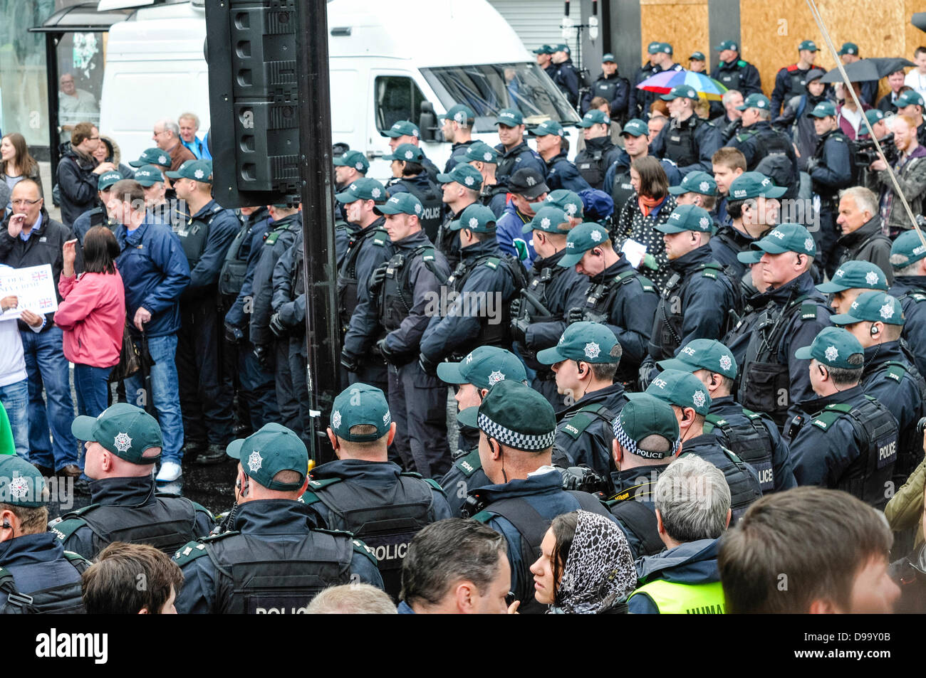 Belfast, Irlanda del Nord, 15 giugno 2013. Decine di funzionari di polizia da varie forze in Inghilterra e Scozia per le strade a Belfast per assistere la PSNI con operazioni di polizia per il vertice del G8, che si terrà lunedì e martedì, XVII e XVIII Giugno. Credito: Stephen Barnes/Alamy Live News Foto Stock