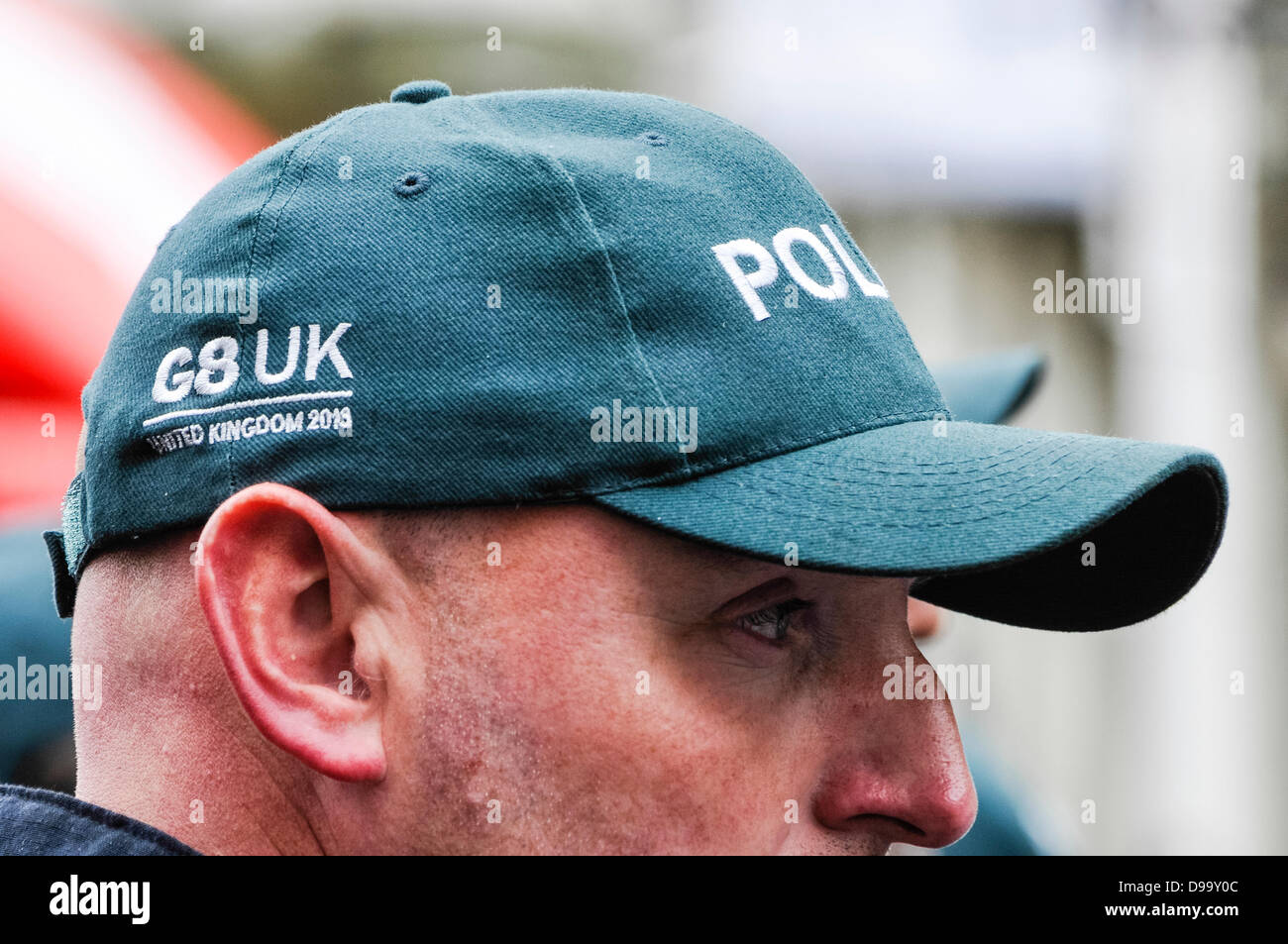 Belfast, Irlanda del Nord, 15 giugno 2013. Un funzionario di polizia indossa un G8UK cappello da baseball mentre distribuito a Belfast per il prossimo vertice del G8. Credito: Stephen Barnes/Alamy Live News Foto Stock