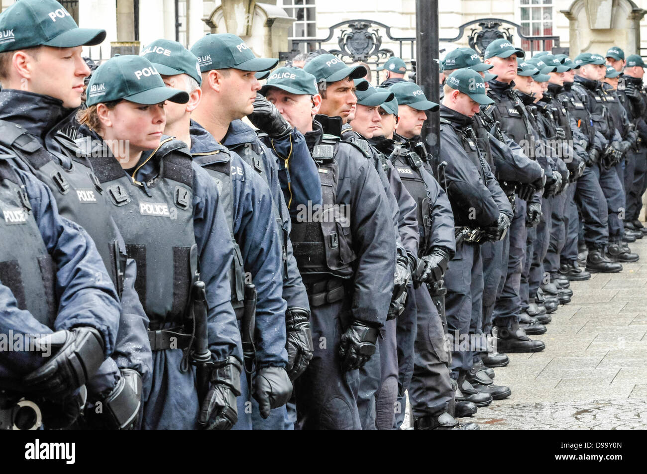 Belfast, Irlanda del Nord, 15 giugno 2013. Decine di poliziotti formano una linea di bloccare una strada. Credito: Stephen Barnes/Alamy Live News Foto Stock