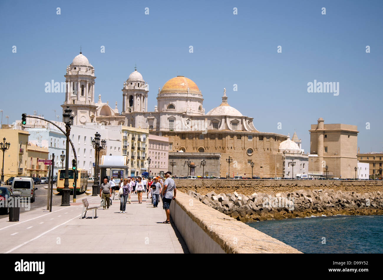 Cadice Spagna. Fronte oceano di Cadice con la cattedrale di Santa Cruz con cupola gialla sullo sfondo, Andalusia, Spagna. Foto Stock