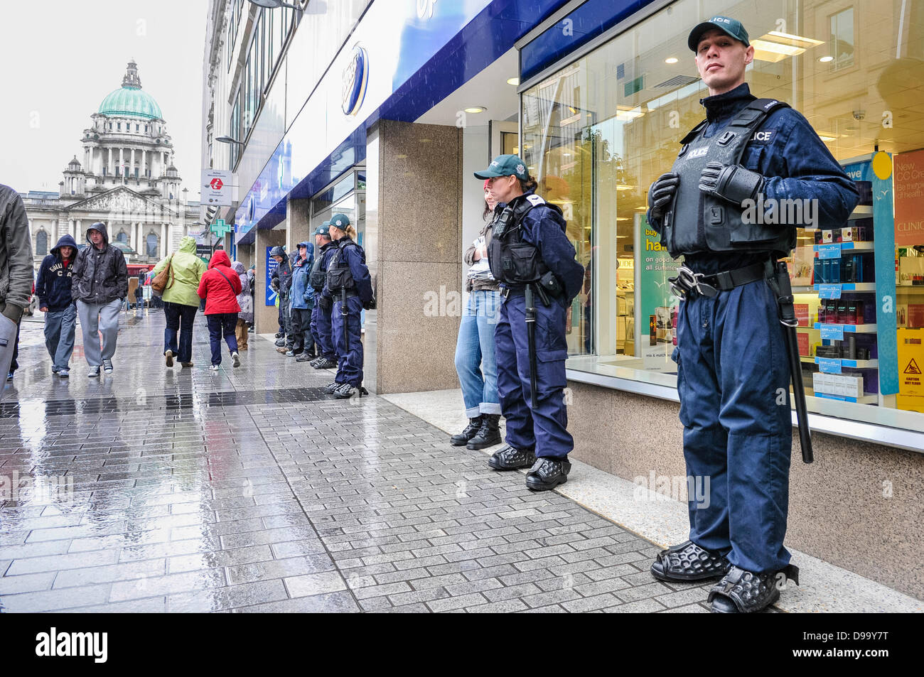 Belfast, Irlanda del Nord, 15 giugno 2013. Un certo numero di funzionari di polizia da Nottingham guardia di un ramo di scarponi Pharmacy dal potenziale minaccia da anti-G8 contestatori. Credito: Stephen Barnes/Alamy Live News Foto Stock