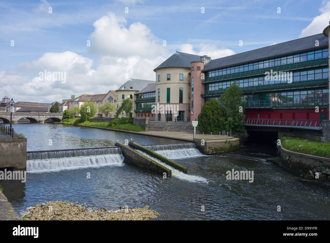 Pembrokeshire County Council di uffici che si affaccia sul fiume Cleddau a County Hall, Haverfordwest Foto Stock