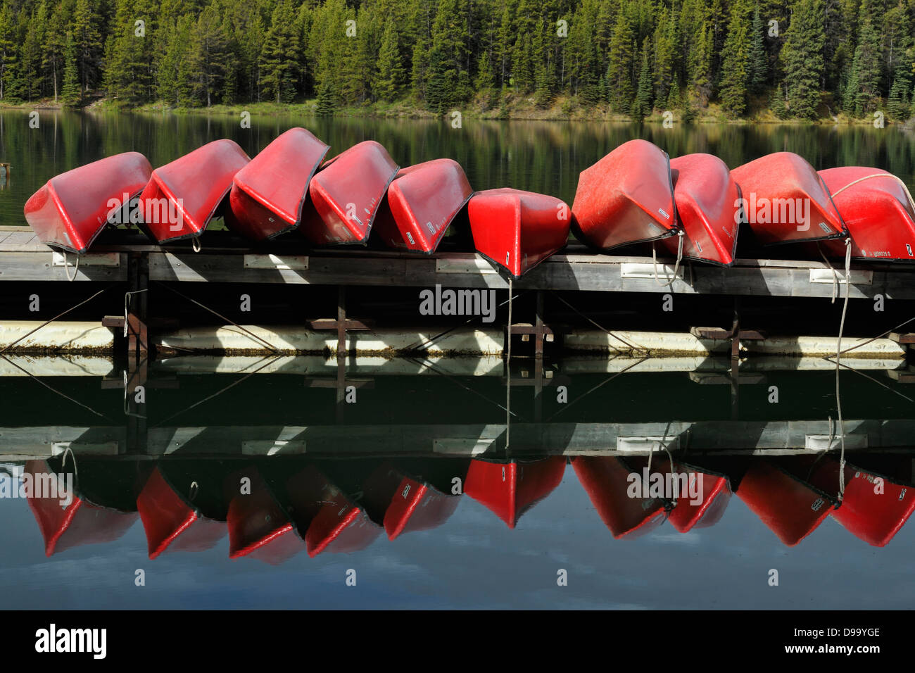 Canoe per affittare sul Lago Maligne il Parco Nazionale di Banff Alberta Canada Foto Stock