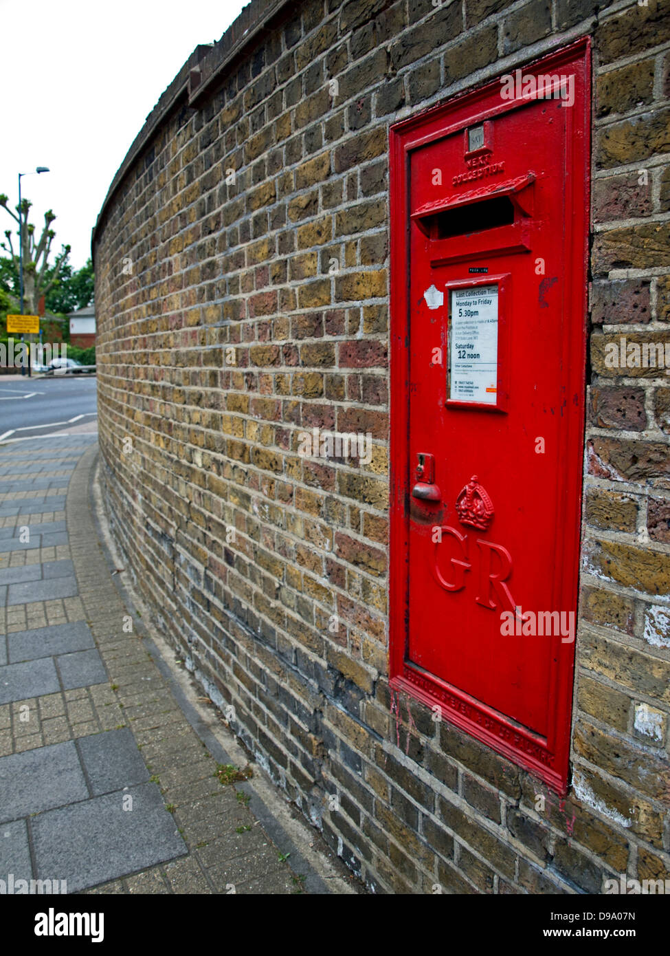 Un rosso post box montato in una parete a Burlington Lane,Chiswick,London Borough di Hounslow, London, England, Regno Unito Foto Stock