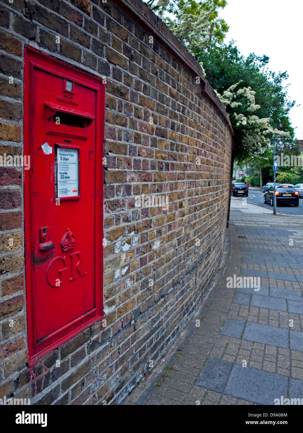 Un rosso post box montato in una parete a Burlington Lane,Chiswick,London Borough di Hounslow, London, England, Regno Unito Foto Stock