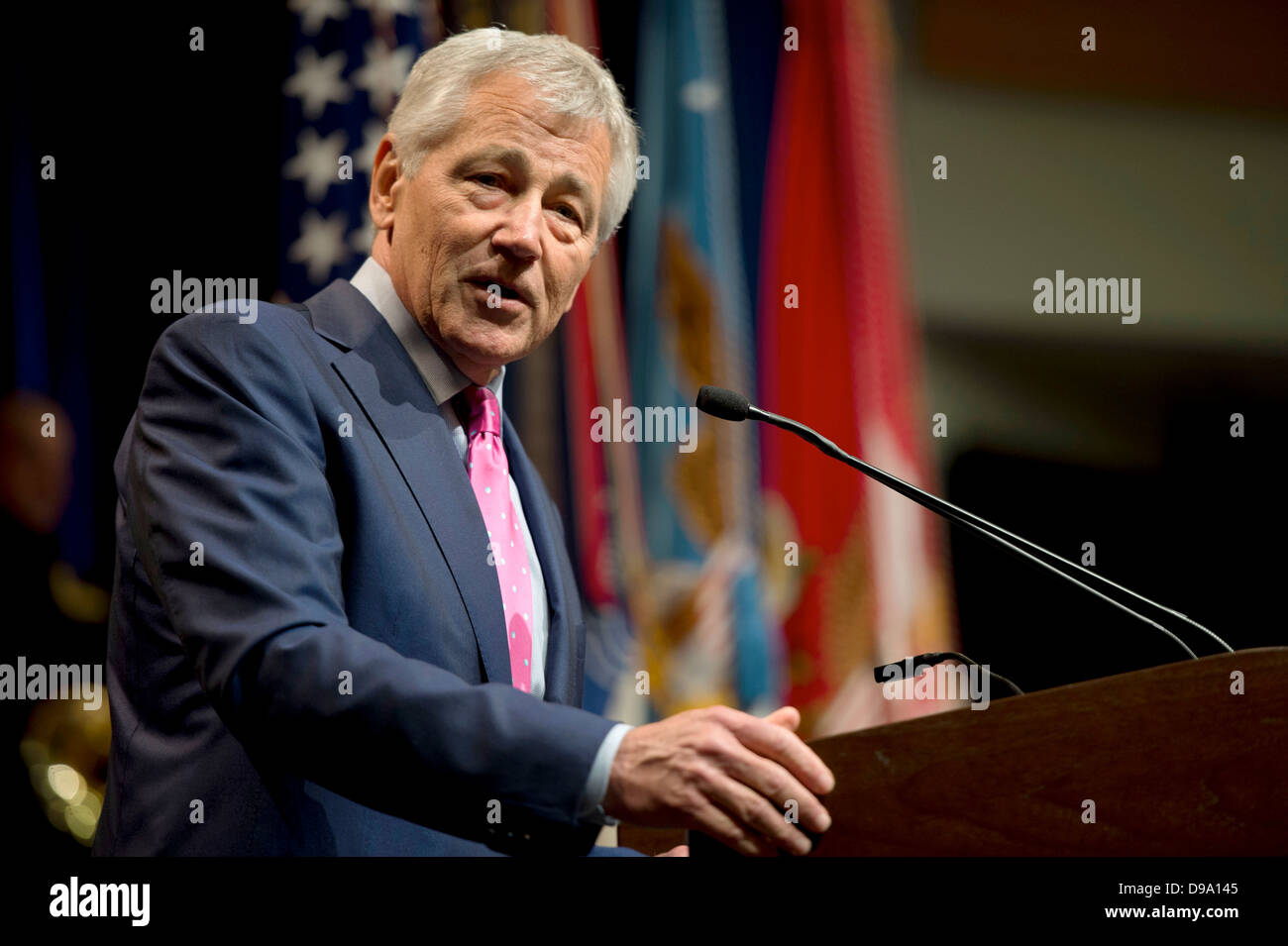 Il Segretario alla difesa degli Stati Uniti Chuck Hagel parla all'esercito torta di compleanno Cerimonia taglio al Pentagono Giugno 13, 2013 in Arlington, VA. Hagel ha ringraziato il più antico e più giovani membri dell esercito di presenze e ha ringraziato l'esercito per la sua continua il duro lavoro in entrambi gli sforzi di guerra e missioni umanitarie. Foto Stock