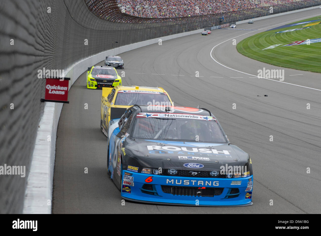 Brooklyn, MI, Stati Uniti d'America. Il 15 giugno, 2013. Brooklyn, MI - giu 15, 2013: Trevor Bayne (6) trascina in rotazione una durante l'Alleanza parti del carrello 250 presso il Michigan International Speedway di Brooklyn, MI Credito: csm/Alamy Live News Foto Stock