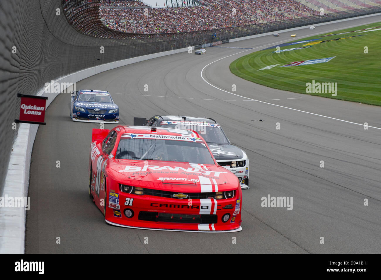 Brooklyn, MI, Stati Uniti d'America. Il 15 giugno, 2013. Brooklyn, MI - giu 15, 2013: Justin Allgaier (31) aziona in rotazione uno durante l'Alleanza parti del carrello 250 presso il Michigan International Speedway di Brooklyn, MI Credito: csm/Alamy Live News Foto Stock