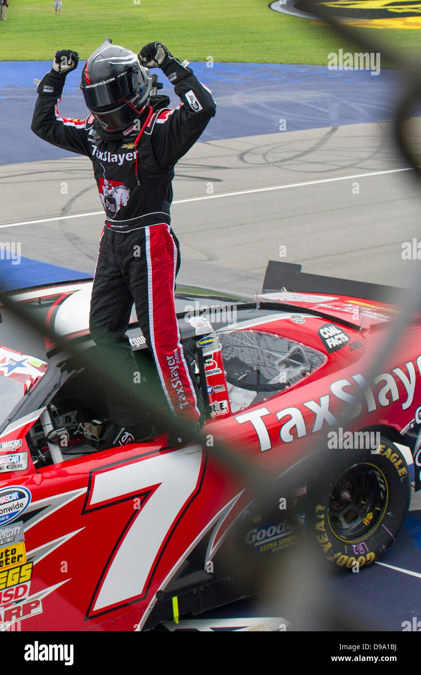 Brooklyn, MI, Stati Uniti d'America. Il 15 giugno, 2013. Brooklyn, MI - giu 15, 2013: Regan Smith (7) vince l'Alleanza parti del carrello 250 presso il Michigan International Speedway di Brooklyn, MI Credito: csm/Alamy Live News Foto Stock