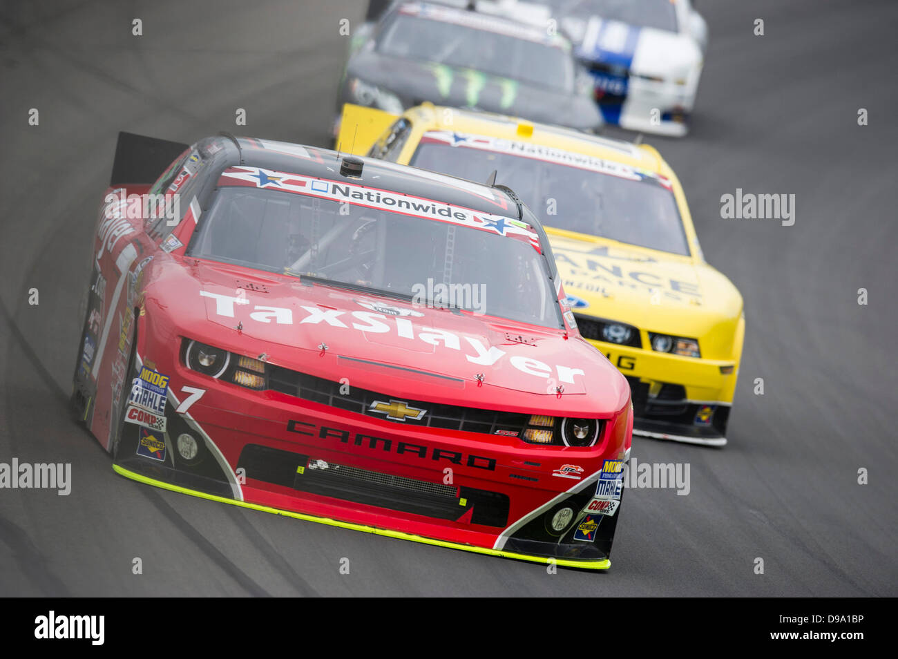 Brooklyn, MI, Stati Uniti d'America. Il 15 giugno, 2013. Brooklyn, MI - giu 15, 2013: Regan Smith (7) trascina in giro quattro durante l'Alleanza parti del carrello 250 presso il Michigan International Speedway di Brooklyn, MI Credito: csm/Alamy Live News Foto Stock