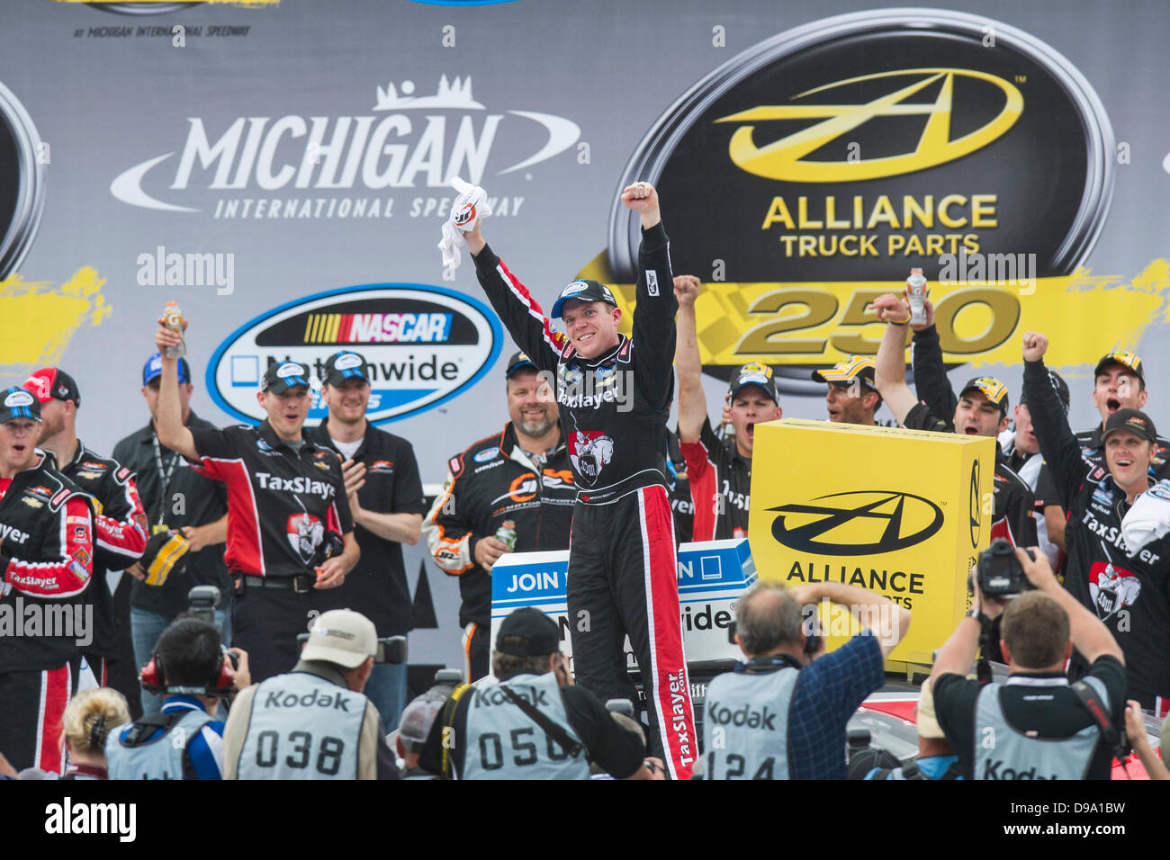 Brooklyn, MI, Stati Uniti d'America. Il 15 giugno, 2013. Brooklyn, MI - giu 15, 2013: Regan Smith (7) vince l'Alleanza parti del carrello 250 presso il Michigan International Speedway di Brooklyn, MI Credito: csm/Alamy Live News Foto Stock