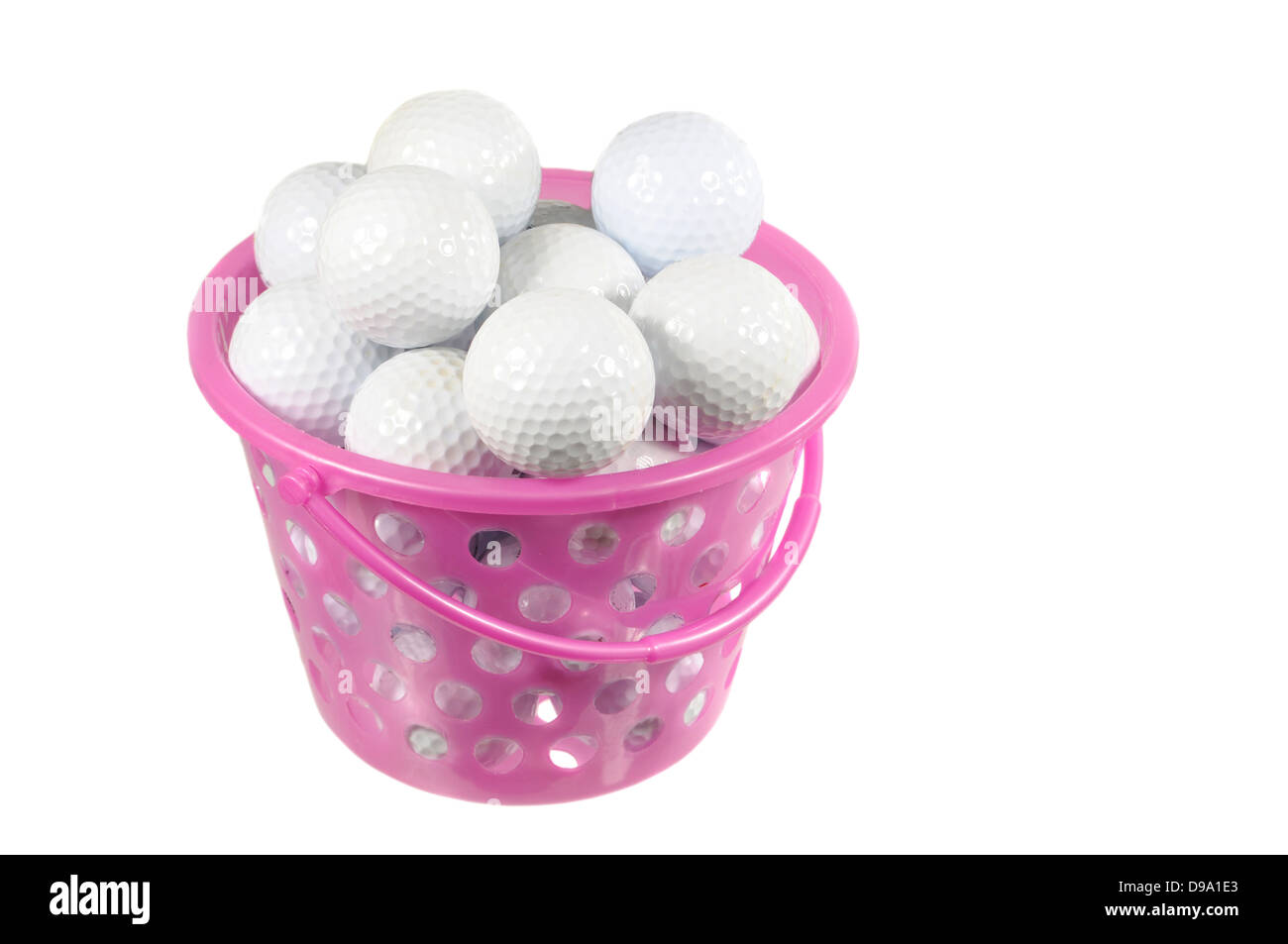 Secchio di plastica con palline da golf isolato su bianco Foto Stock