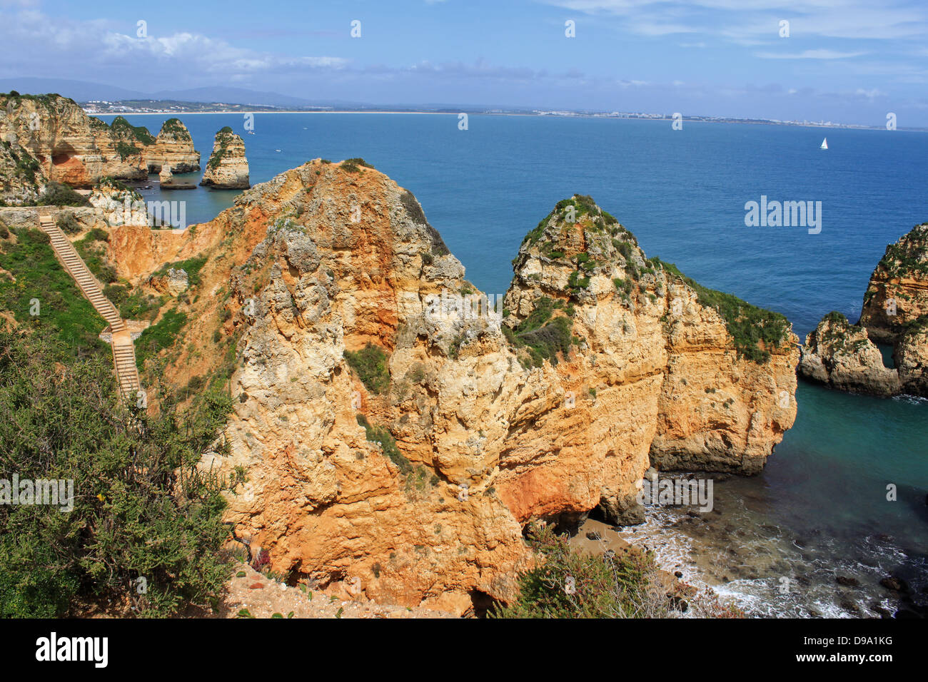 Scogliere rocciose sulla costa dell'Oceano Atlantico a Lagos, Algarve, PORTOGALLO Foto Stock