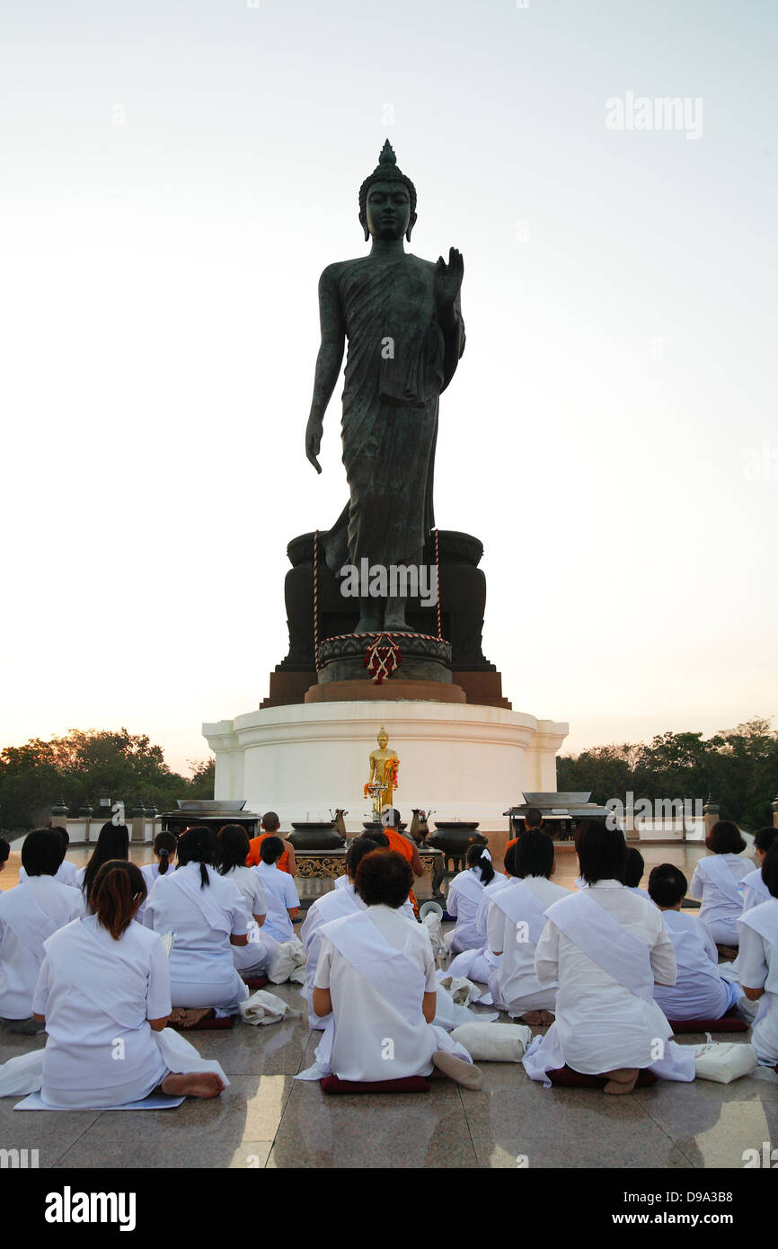 Buddisti di rendere omaggio a Buddha Foto Stock