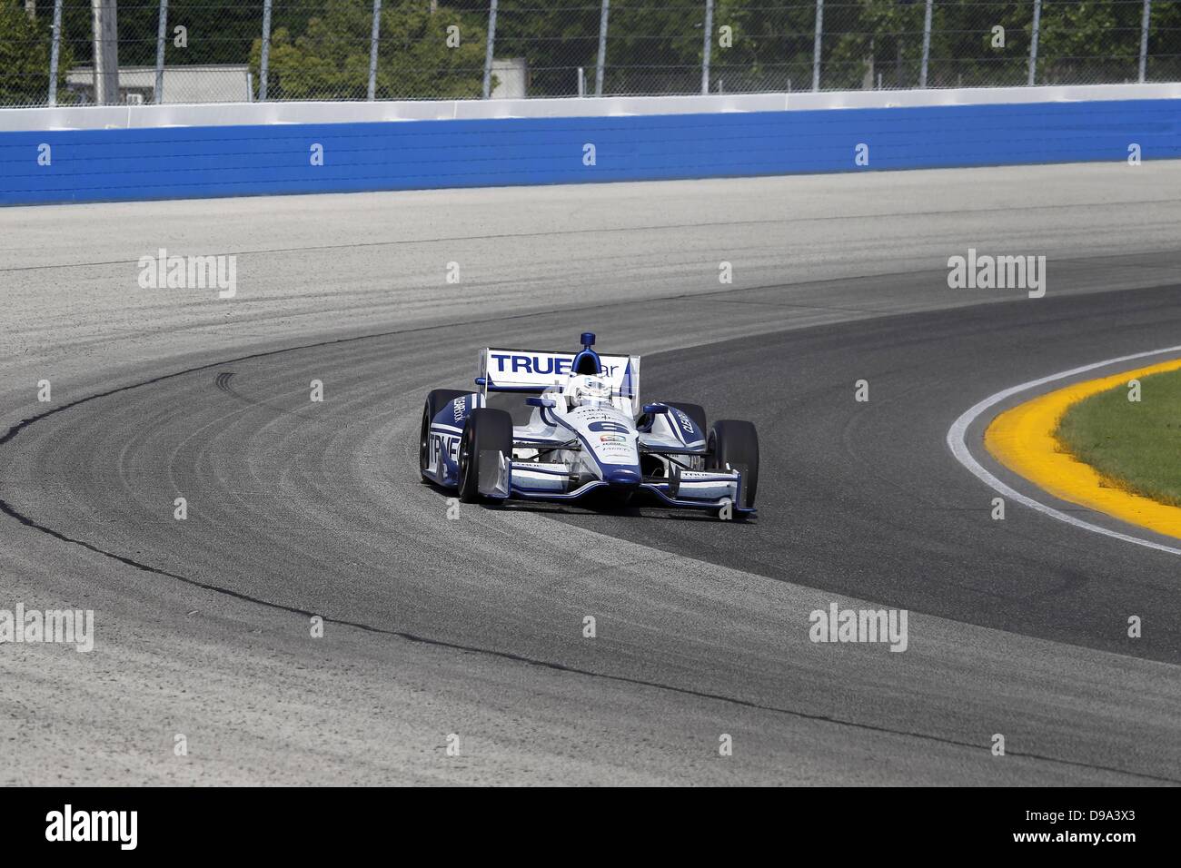 Milwaukee, Wisconsin, Stati Uniti d'America. Il 15 giugno, 2013. Indycar, Round 9, Milwaukee , Indyfest Milwaukee, WI, Stati Uniti d'America, 14-15 giugno 2013, Sebastian Saavedra, Dragon Racing credito: credito: Ron Bijlsma/ZUMAPRESS.com/Alamy Live News Foto Stock