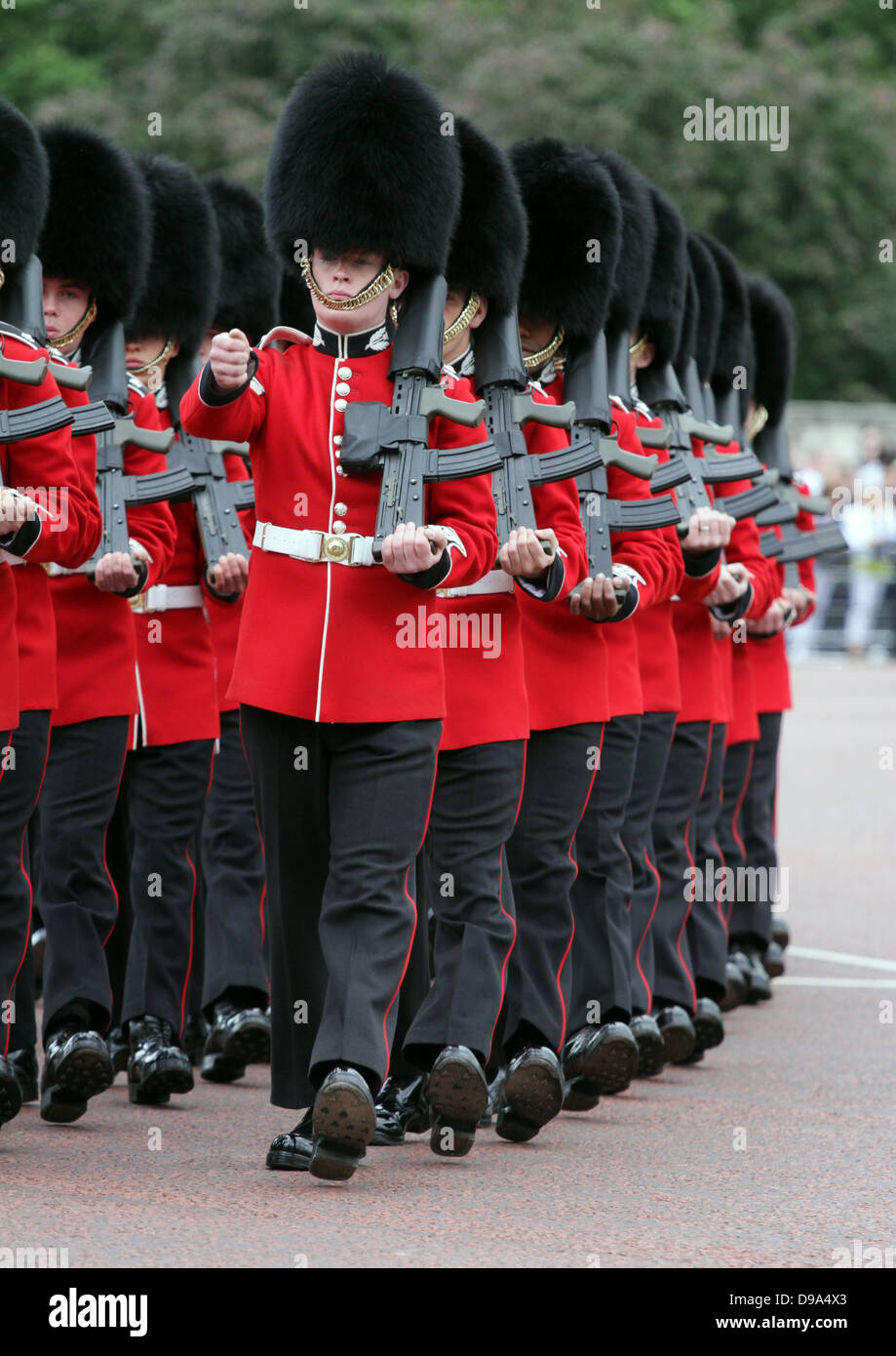 Trooping il colore. Londra, Regno Unito. Il 15 giugno, 2013. Le guardie scozzesi, al Trooping del colore 2013, sul Mall, di fronte a Buckingham Palace. Pic: Paolo Marriott Fotografia/Alamy Live News Foto Stock