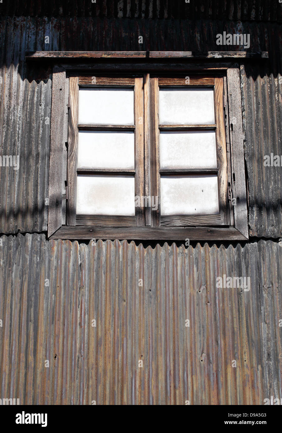 Vecchia finestra vintage e rusty parete ondulata Foto Stock