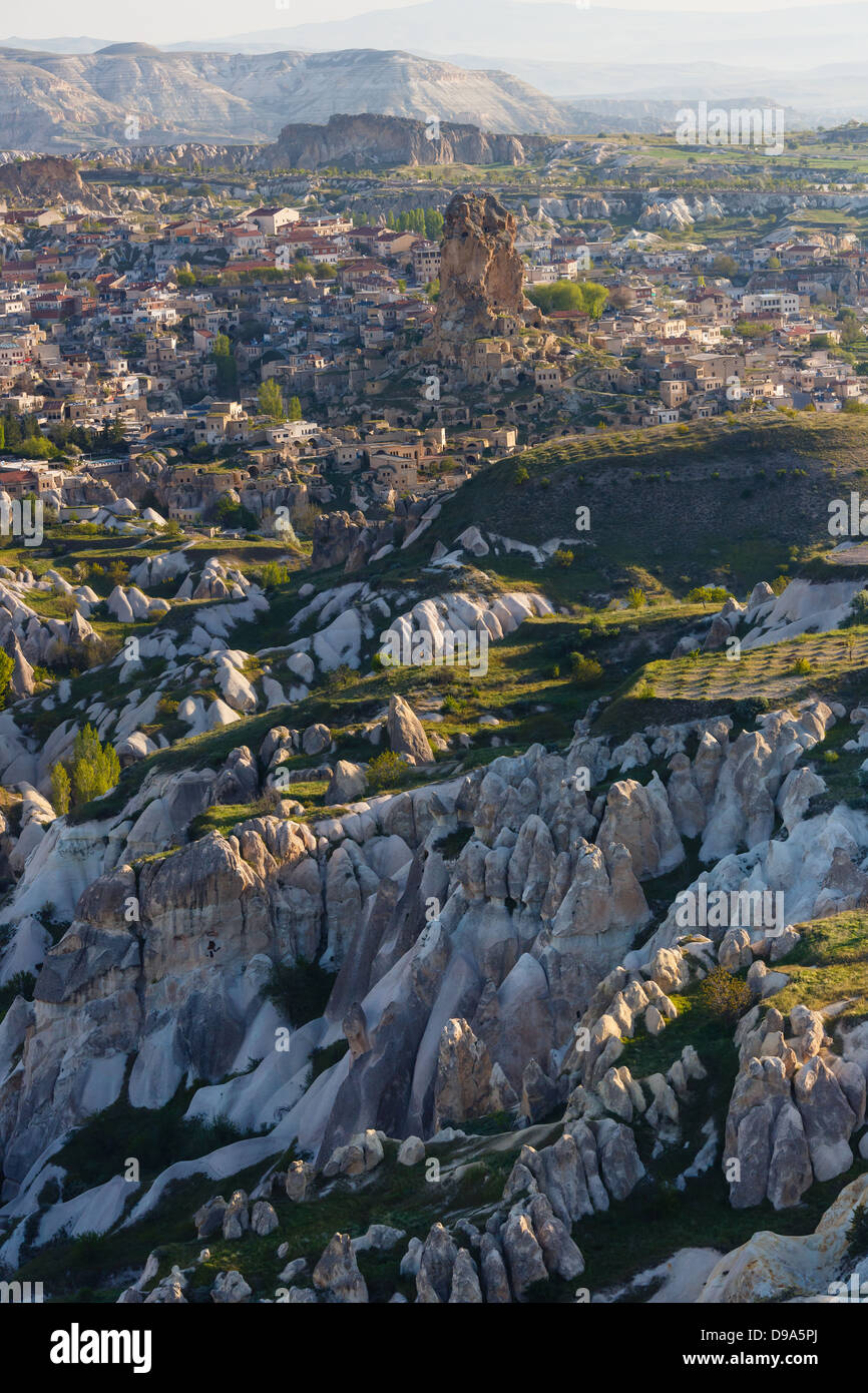 La fotografia aerea di un paesaggio di montagna della Cappadocia da una mongolfiera Foto Stock