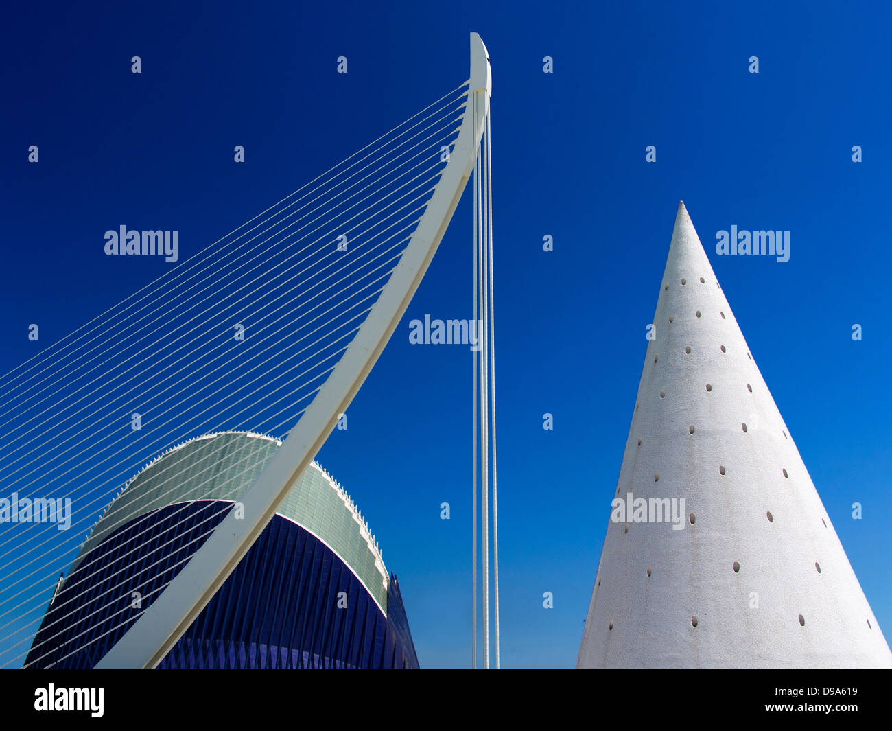 Valencia, la Ciudad de las Artes y las Ciencias, Spagna - Àgora e El Pont de l'Assut de l'O' ponte di sospensione 3 Foto Stock