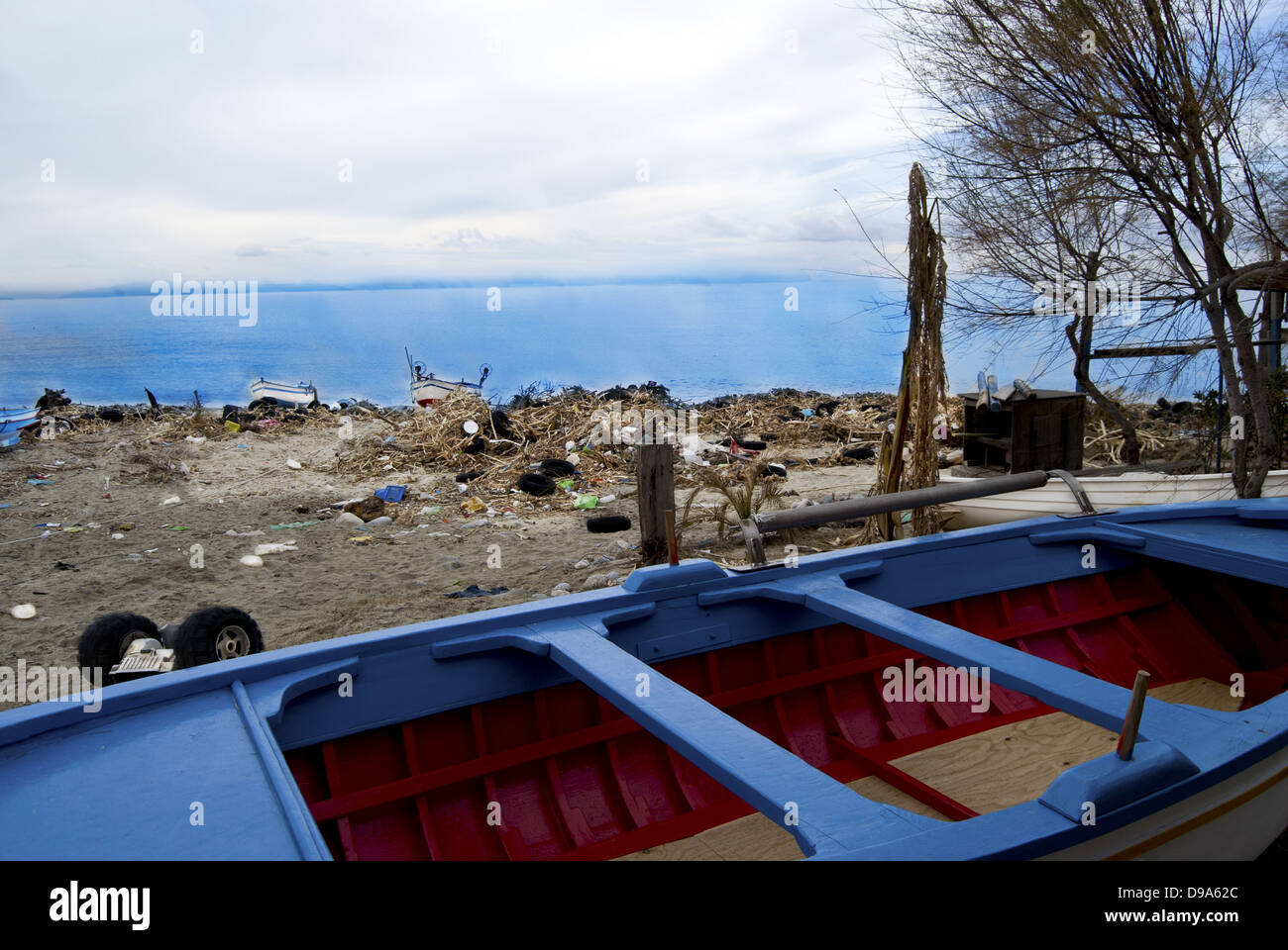 Inquinamento ambientale. Una spiaggia oh la Calabria con rifiuti e materiale inquinante Foto Stock