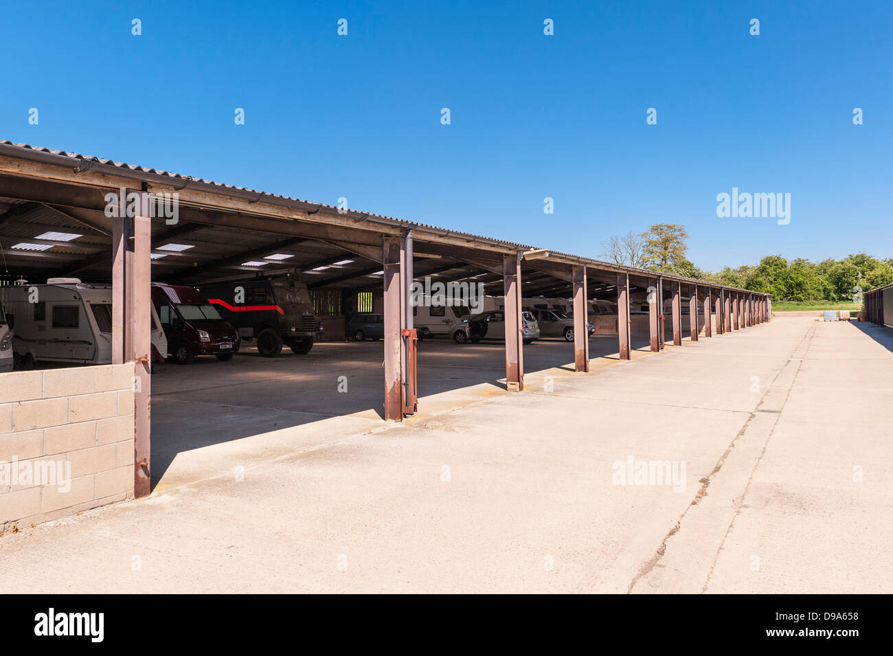 Un tugurio dove la gente paga per memorizzare le loro carovane e automobili ecc in Suffolk , Inghilterra , Inghilterra , Regno Unito Foto Stock