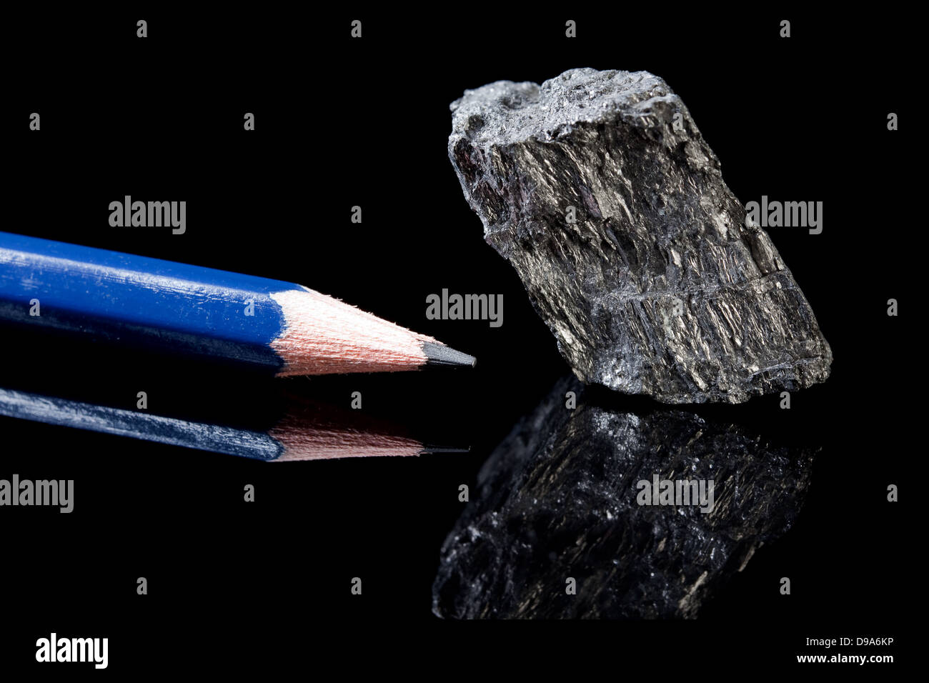 Ruvido pezzo di carbone minerale di roccia in forma di grafite, un allotropo del carbonio, noto per il suo uso per matite Foto Stock