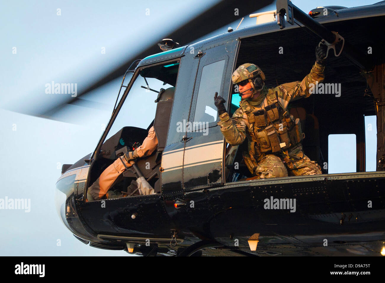 US Customs and Border Protection Quick forza di reazione conduce la formazione in fast roping tecniche in uno sforzo congiunto con le forze dell'ordine locali presso la Advanced Training Center Agosto 23, 2012 in Harper's Ferry, West Virginia. Foto Stock