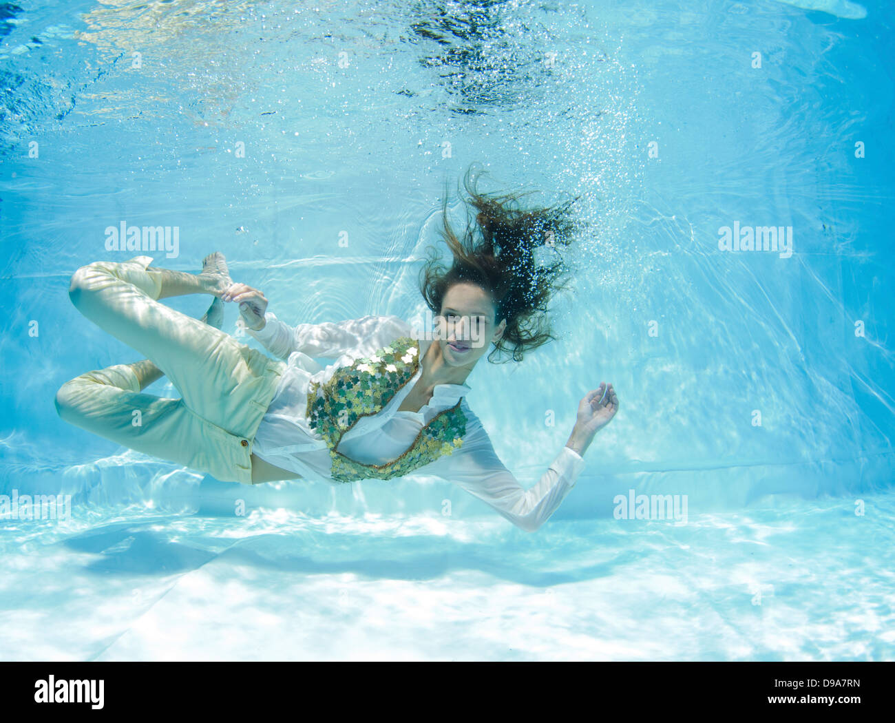 Un giovane vestito alla moda donna galleggianti underwater modello di rilascio disponibili Foto Stock