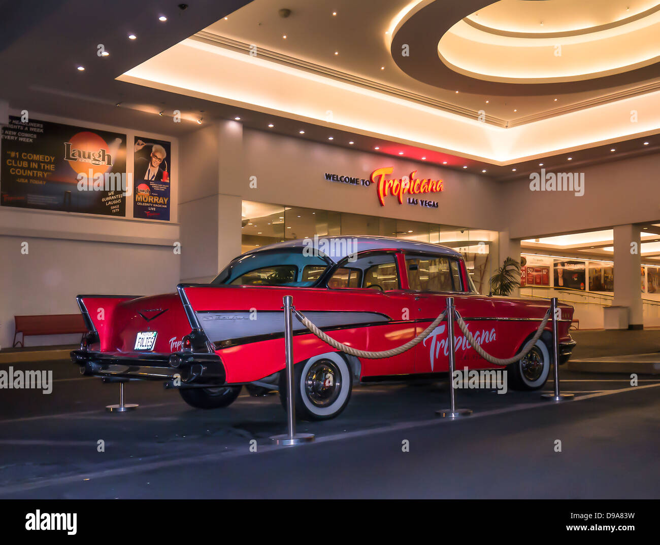 LAS VEGAS, NEVADA, USA - 04 GIUGNO 2013: Auto d'epoca americana utilizzata per la pubblicità da Entrance to Tropicana Resort Hotel Casino Foto Stock