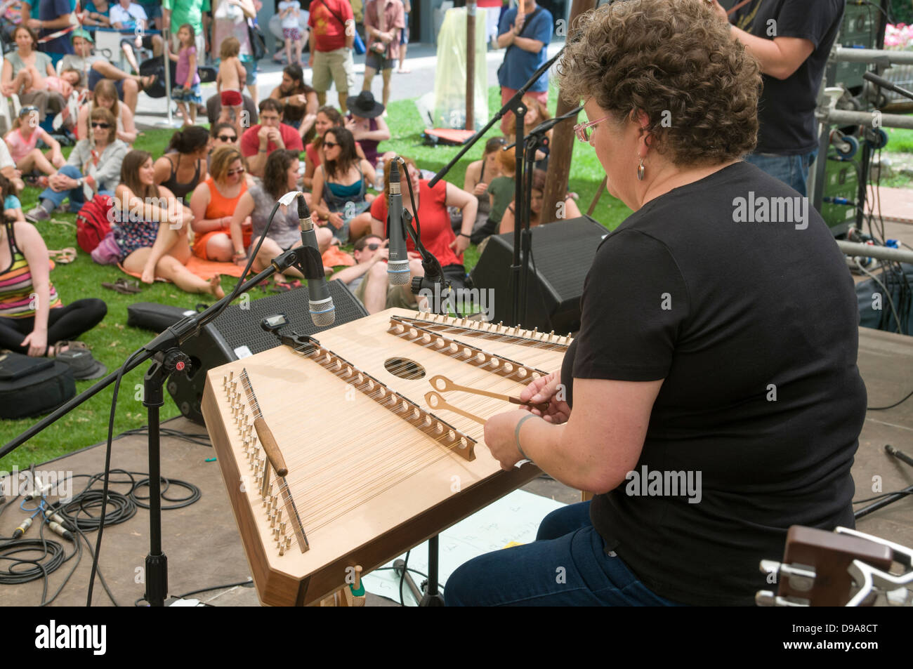 Musicista femmina svolge un dulcimer Foto Stock