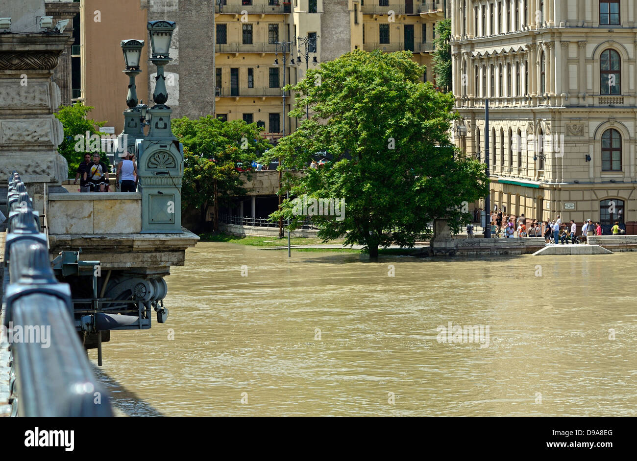 Le inondazioni del 2013 Fiume Danubio Budapest Ungheria Europa vista dal Ponte della Catena Lanchid Foto Stock