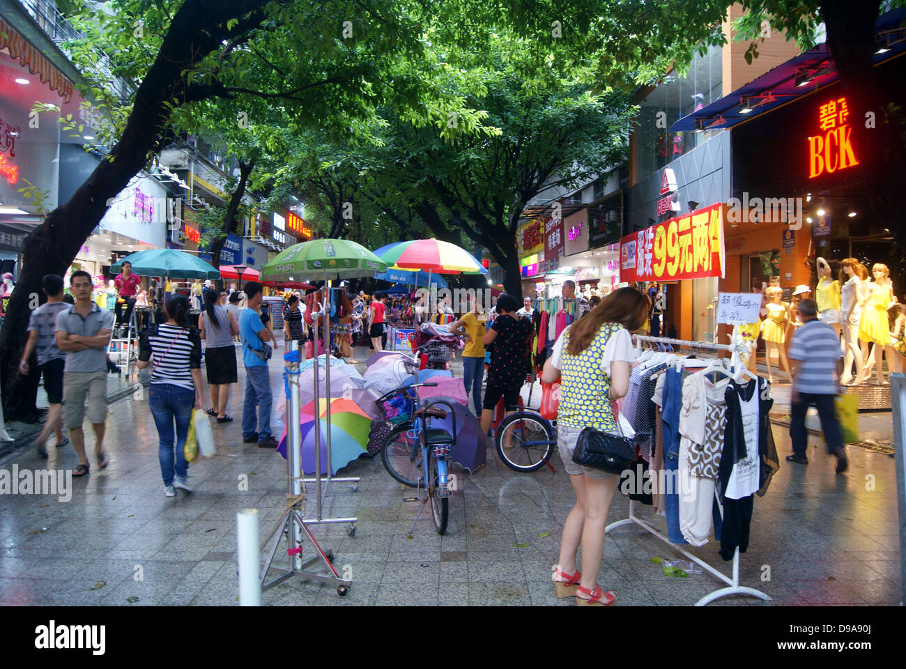 Shenzhen xixiang strada pedonale, ci sono un sacco di fornitori che vendono merci sul modo per influenzare la gente a camminare. In Cina. Foto Stock