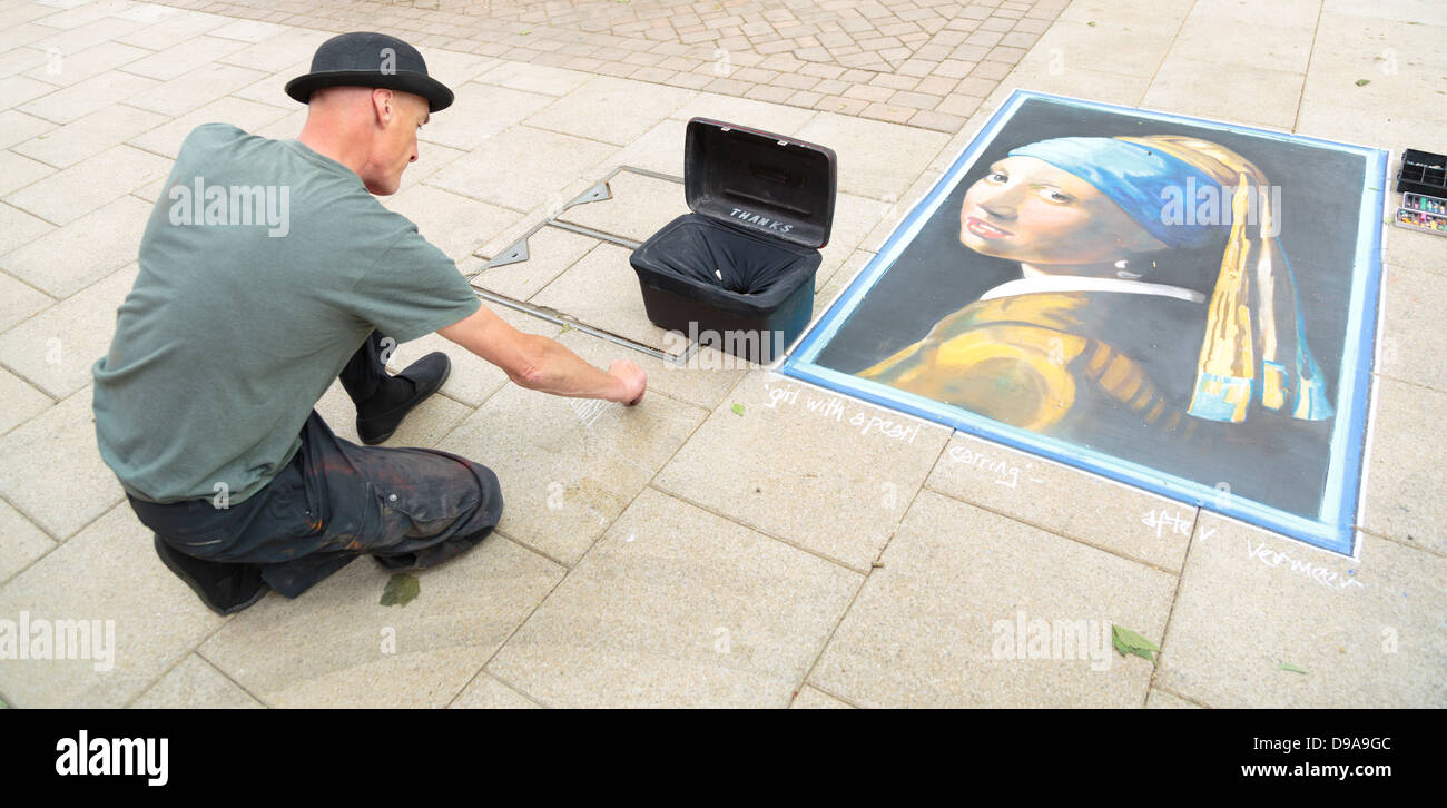 L'artista di strada disegno la parola grazie vicino alla scatola di donazione, la sua arte lavoro mostrate nelle vicinanze Peterborough, Inghilterra Foto Stock