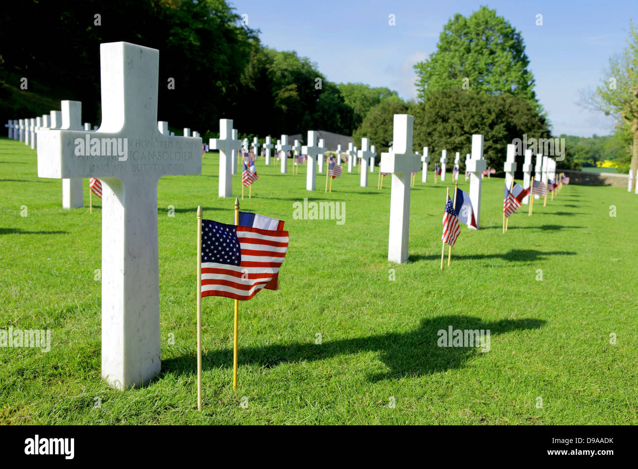 Bandierine americane contrassegnare le tombe di soldati americani uccisi nella storica Prima Guerra Mondiale campo di battaglia di Belleau legno in onore del Memorial Day al Aisne-Marne Cimitero Americano Maggio 28, 2013 in Belleau, Francia. Foto Stock