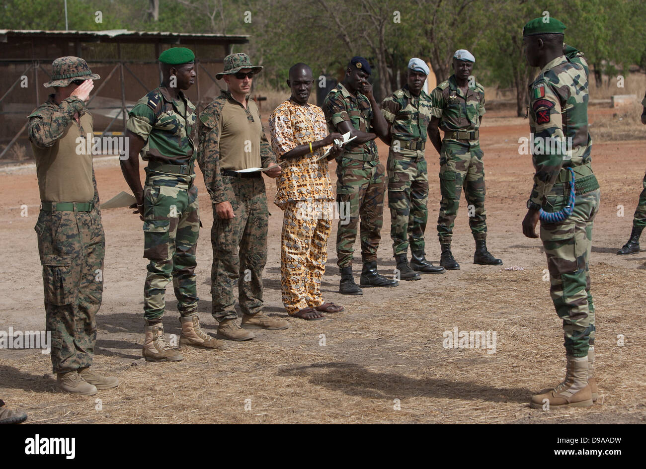 Un aziende senegalesi de Fusilier marine commando saluta durante una cerimonia di consegna dei diplomi di formazione speciale da marines americani Maggio 9, 2013 in Toubacouta, Senegal. Foto Stock