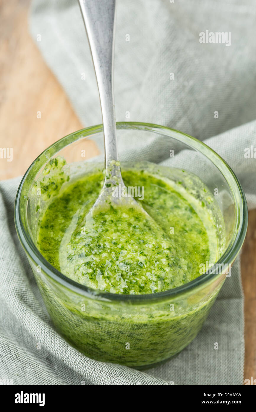 Pesto di basilico salsa, specialità ligure Foto Stock