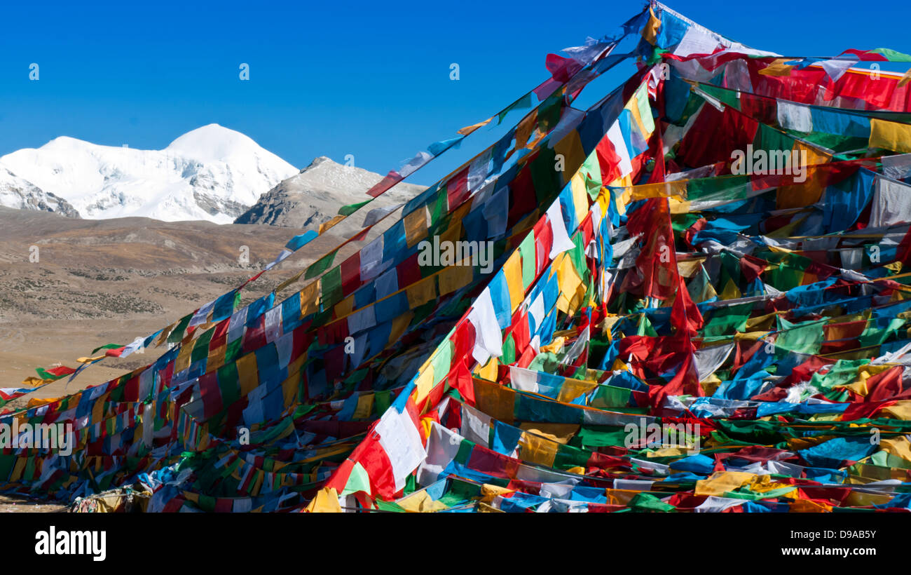 Preghiera tibetano bandiere con il buddismo antichi simboli e preghiere scritto in sanscrito . Foto Stock